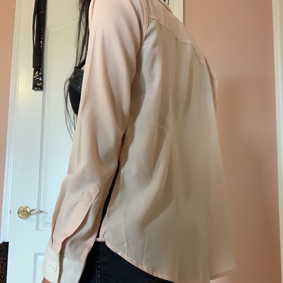 Exposed front collar blouse - Picture 3 of 4